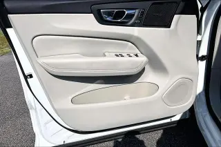 Volvo XC60 Recharge 2023 eAWD T8 Ultimate Bright Theme SUV de 4 puertas