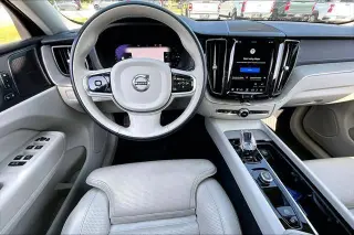 Volvo XC60 Recharge 2023 eAWD T8 Ultimate Bright Theme SUV de 4 puertas
