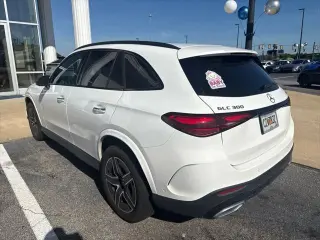 Mercedes-Benz GLC 2024 con tracción en las cuatro ruedas GLC 300 4MATIC de cuatro puertas SUV