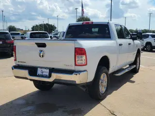 Ram 2500 2024 4x4 Big Horn Cabina Crew 4 puertas Bed 6.3 pies Camioneta