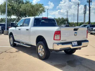 Ram 2500 2024 4x4 Big Horn Cabina Crew 4 puertas Bed 6.3 pies Camioneta