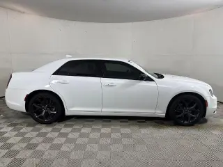 Chrysler 300 2023 Touring 4dr Sedán
