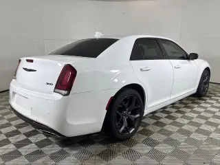 Chrysler 300 2023 Touring 4dr Sedán