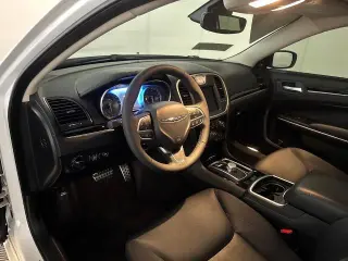 Chrysler 300 2023 Touring 4dr Sedán
