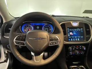 Chrysler 300 2023 Touring 4dr Sedán