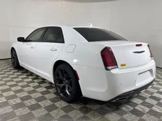 Chrysler 300 2023 Touring 4dr Sedán