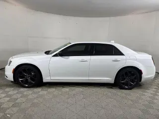 Chrysler 300 2023 Touring 4dr Sedán