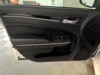 Chrysler 300 2023 Touring 4dr Sedán