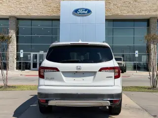 Honda Pilot 2021 Touring SUV 4 puertas con asientos traseros tipo capitán