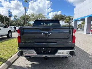 Chevrolet Silverado 1500 2021 4x4 LTZ 4 puertas Crew Cab 5.8 pies. c/estribo