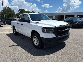 Ram 1500 2023 4x2 Tradesman Quad Cab de 4 puertas, cama de 6.4 pies