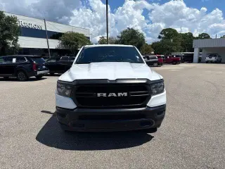 Ram 1500 2023 4x2 Tradesman Quad Cab de 4 puertas, cama de 6.4 pies