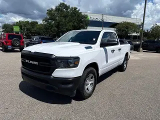 Ram 1500 2023 4x2 Tradesman Quad Cab de 4 puertas, cama de 6.4 pies