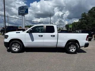 Ram 1500 2023 4x2 Tradesman Quad Cab de 4 puertas, cama de 6.4 pies
