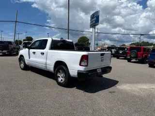 Ram 1500 2023 4x2 Tradesman Quad Cab de 4 puertas, cama de 6.4 pies