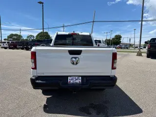 Ram 1500 2023 4x2 Tradesman Quad Cab de 4 puertas, cama de 6.4 pies