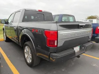 Ford F-150 2020 4x4 Platinum 4dr SuperCrew con remolque de 5.5 ft. SB