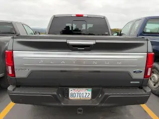 Ford F-150 2020 4x4 Platinum 4dr SuperCrew con remolque de 5.5 ft. SB