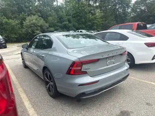 Sedán Volvo S60 2024 AWD B5 Plus Dark Theme de 4 puertas
