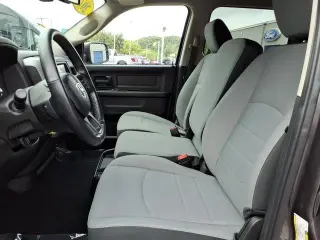 Ram 1500 Clásico 2023 4x4 Tradesman 4p Cabilla de Tripulante Est. 5.5 ft. SB Camioneta