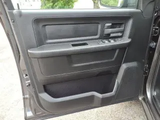 Ram 1500 Clásico 2023 4x4 Tradesman 4p Cabilla de Tripulante Est. 5.5 ft. SB Camioneta
