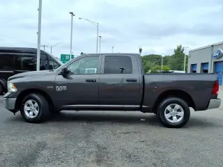 Ram 1500 Clásico 2023 4x4 Tradesman 4p Cabilla de Tripulante Est. 5.5 ft. SB Camioneta