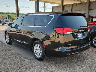 Chrysler Voyager 2022 LX Minivan de 4 puertas
