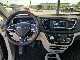 Chrysler Voyager 2022 LX Minivan de 4 puertas