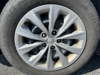 2017 Toyota Camry LE Auto (Natl)