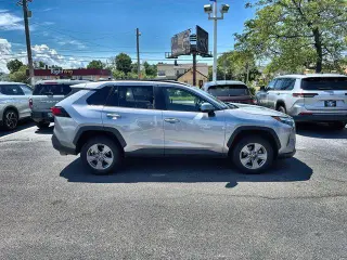 Toyota RAV4 2025 XLE SUV de 4 puertas