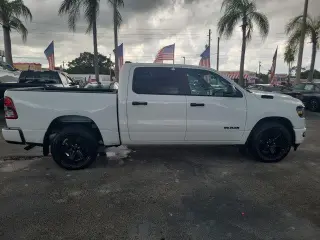 Ram 1500 2024 4x2 Big Horn 4p Puerta Cuadro Tripa 5.6 ft. SB Camión