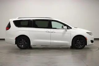 Chrysler Pacifica 2018 Touring L Plus 4dr Mini-Van