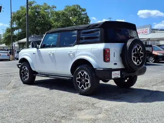 Ford Bronco 2022 4x4 Black Diamond 4dr SUV