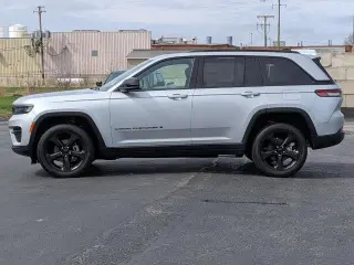 Jeep Grand Cherokee 2023 4x4 Laredo 4dr SUV