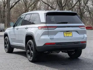Jeep Grand Cherokee 2023 4x4 Laredo 4dr SUV