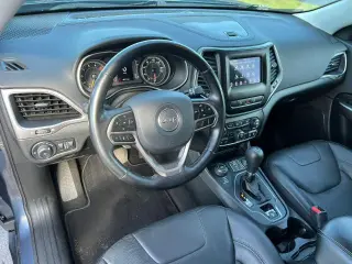Jeep Cherokee 2021 4x4 Latitude Lux 4dr SUV