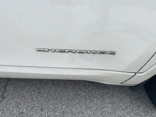 Jeep Cherokee 2017 4x4 Overland 4dr SUV