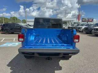 Jeep Gladiator 2024 4x4 Sport 4dr Crew Cab 5.0 ft. SB