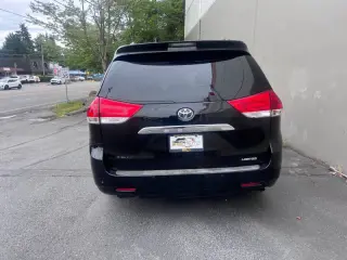 Toyota Sienna 2011