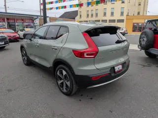2024 Volvo XC40 B5 Plus Bright Theme