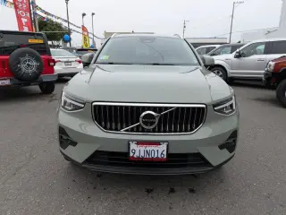 2024 Volvo XC40 B5 Plus Bright Theme