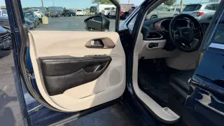 2020 CHRYSLER VOYAGER