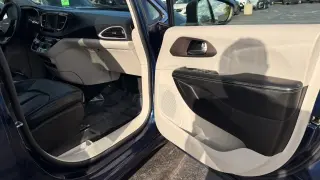 2020 CHRYSLER VOYAGER