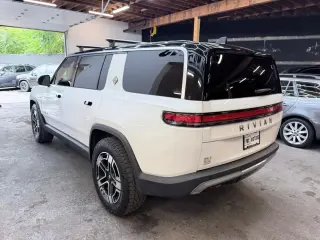 2022 Rivian R1S