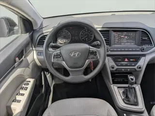 Hyundai ELANTRA 2017 SE 4dr Sedán (lanzamiento a mitad de año)