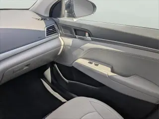 Hyundai ELANTRA 2017 SE 4dr Sedán (lanzamiento a mitad de año)