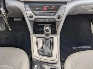 Hyundai ELANTRA 2017 SE 4dr Sedán (lanzamiento a mitad de año)