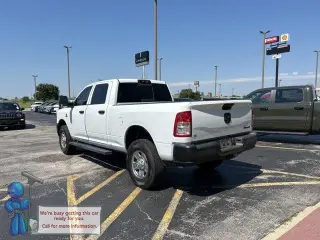Ram 2500 2024 4x4 Tradesman 4p. Cabina de Tripulante 6,3 pies de Camioneta Corta