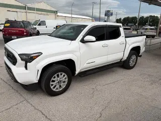 Toyota Tacoma 2025 4x2 SR5 4dr Cab doble 6.1 ft LB