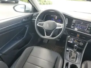 Volkswagen Jetta 2024 SE 4dr Sedán